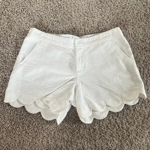 {Lilly Pulitzer} White Scalloped Buttercup Shorts - Picture 1 of 10